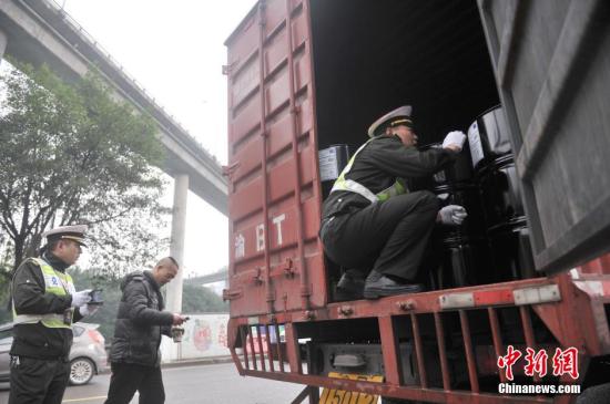 重慶交巡警開展“六打六治”打非治違專項行動 圖為執法人員正在進行運輸車輛檢查。 陳超 攝