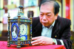 伍立橋和他的藏品古堡式座鐘。