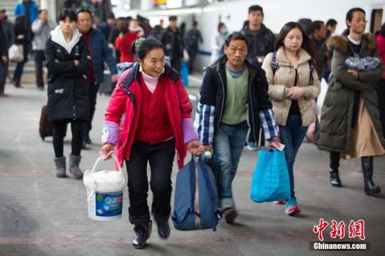 資料圖：旅客帶著行李在火車站乘坐火車出行。<a target='_blank' href='http://www.chinanews.com/'>中新社</a>記者 泱波 攝
