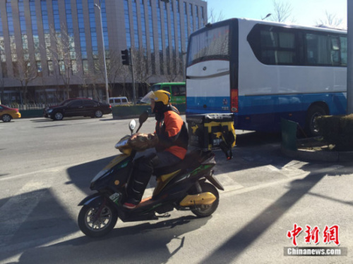 資料圖：匆忙穿梭在路上的外賣小哥。<a target='_blank' href='http://www.chinanews.com/' >中新網</a>記者 劉湃 攝