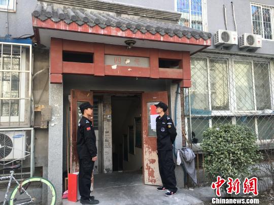 28日，天安門旁最大的地下空間——和平門小區地下空間住人“清零”，今年累計清理拆除近14000平米。圖為工作人員把守在小區地下室入口?！≡?攝
