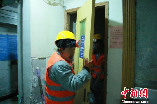 28日，天安門旁最大的地下空間——和平門小區地下空間住人“清零”，今年累計清理拆除近14000平米。圖為工作人員進行拆除整治?！≡?攝