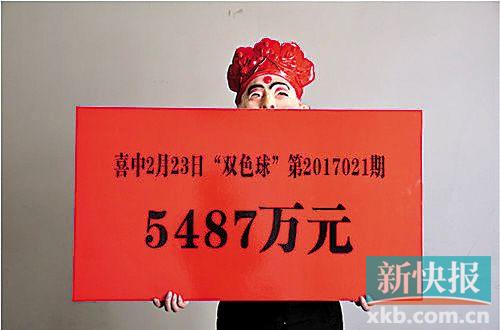 兌獎時,5525萬元大獎得主戴上福彩中心事先準備的面具,豎起羽絨服毛領(lǐng),將自己遮擋得嚴嚴實實,任由現(xiàn)場記者拍照。
