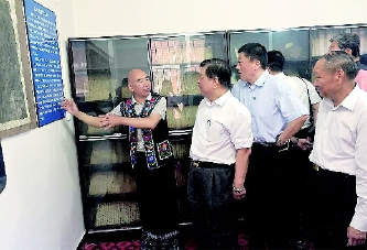     全國政協(xié)調(diào)研組在云南昆明調(diào)研，聽取當?shù)厣贁?shù)民族文化保護情況介紹。