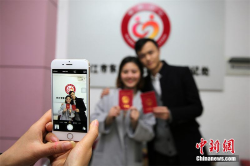 資料圖：領(lǐng)到結(jié)婚證的情侶。 蘭自濤 攝