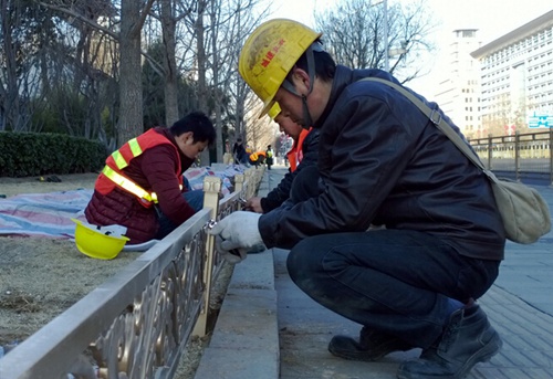 北京：長(zhǎng)安街綠地更新護(hù)欄突顯“中國(guó)風(fēng)”迎兩會(huì)