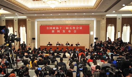 3月2日，全國政協(xié)十二屆五次會議新聞發(fā)布會在北京人民大會堂舉行。圖為新聞發(fā)布會現(xiàn)場。