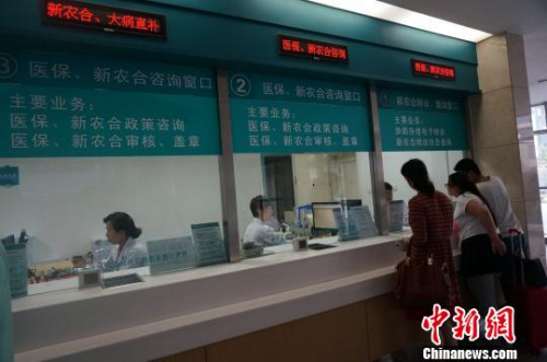 資料圖。患者在河南省人民醫(yī)院進(jìn)行咨詢。　韓章云 攝