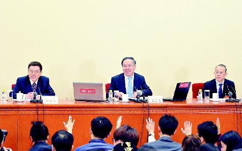 ▲3月2日，全國政協(xié)十二屆五次會議新聞發(fā)布會在北京人民大會堂舉行，大會新聞發(fā)言人王國慶介紹會議有關(guān)情況并回答中外記者提問。  本報記者  賈寧  攝