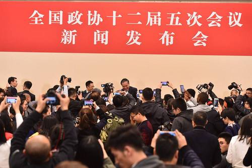 全國政協(xié)十二屆五次會議新聞發(fā)布會現(xiàn)場圖三