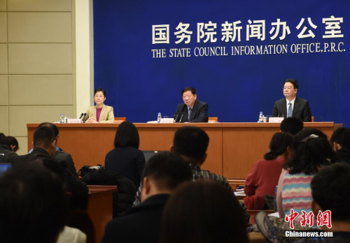 3月1日，國務(wù)院新聞辦公室在北京舉行新聞發(fā)布會，人社部部長尹蔚民、副部長游鈞回答記者問。<a target='_blank' href='http://www.chinanews.com/'>中新社</a>記者 張勤 攝