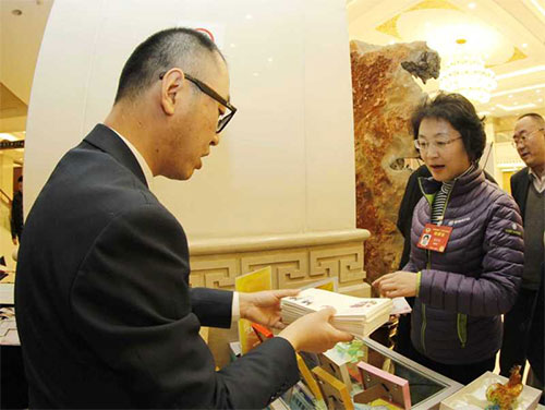 兩會(huì)紀(jì)念封正式發(fā)售，委員住地內(nèi)設(shè)臨時(shí)郵局