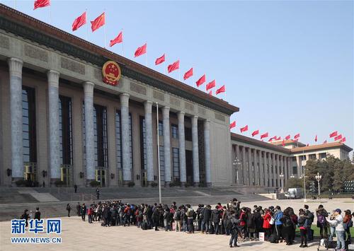 3月3日，中國人民政治協商會議第十二屆全國委員會第五次會議在北京人民大會堂開幕。這是記者在排隊等待進入人民大會堂。 新華社記者 張鋮 攝