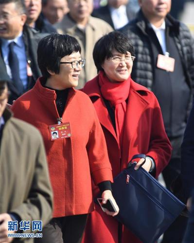 月3日，中國人民政治協商會議第十二屆全國委員會第五次會議在北京人民大會堂開幕。這是全國政協委員抵達天安門廣場。 新華社記者 金良快攝