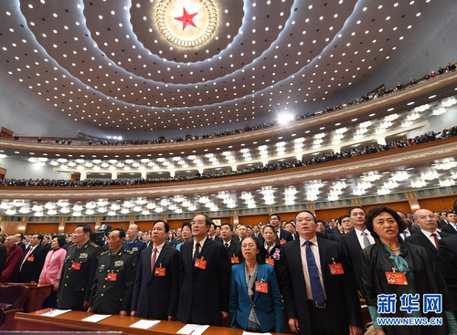 3月3日，中國人民政治協(xié)商會議第十二屆全國委員會第五次會議在北京人民大會堂開幕。這是委員們高唱國歌。新華社記者 饒愛民 攝