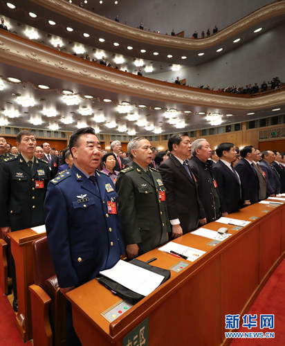 月3日，中國人民政治協(xié)商會議第十二屆全國委員會第五次會議在北京人民大會堂開幕。這是委員們高唱國歌。新華社記者 李剛 攝