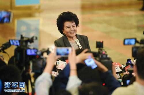 3月3日，中國人民政治協(xié)商會議第十二屆全國委員會第五次會議在北京人民大會堂開幕。這是國務院僑務辦公室主任裘援平接受采訪。新華社記者薛玉斌攝
