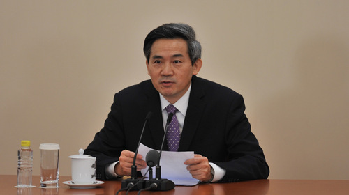 3月4日，十二屆全國人大五次會議在北京人民大會堂舉行新聞發布會。大會發言人傅瑩就大會議程和人大工作相關的問題回答中外記者的提問。圖為新聞發布會主持人何紹仁。新華網中國政府網 翟子赫 攝