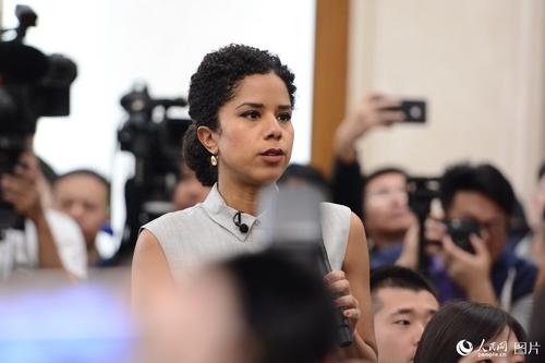 十二屆全國人大五次會議于3月4日上午11時在人民大會堂新聞發(fā)布廳舉行新聞發(fā)布會，由大會發(fā)言人傅瑩就大會議程和人大工作相關(guān)的問題回答中外記者的提問。圖為哥倫比亞廣播公司記者提問。人民網(wǎng)記者 張啟川 攝