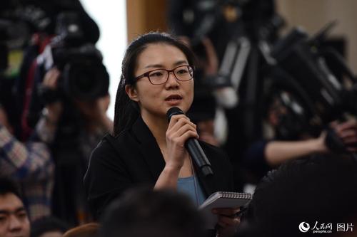 十二屆全國(guó)人大五次會(huì)議于3月4日上午11時(shí)在人民大會(huì)堂新聞發(fā)布廳舉行新聞發(fā)布會(huì)，由大會(huì)發(fā)言人傅瑩就大會(huì)議程和人大工作相關(guān)的問(wèn)題回答中外記者的提問(wèn)。圖為中國(guó)日?qǐng)?bào)記者提問(wèn)。人民網(wǎng)記者 張啟川 攝