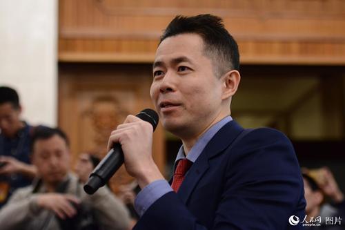 十二屆全國人大五次會議于3月4日上午11時在人民大會堂新聞發(fā)布廳舉行新聞發(fā)布會，由大會發(fā)言人傅瑩就大會議程和人大工作相關(guān)的問題回答中外記者的提問。圖為CNN記者提問。人民網(wǎng)記者 張啟川 攝