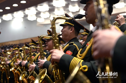 3月3日，全國政協十二屆五次會議在北京人民大會堂開幕。圖為軍樂團入場就位，樂聲響起。人民政協網記者 齊波攝