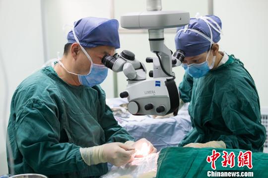 中國中醫(yī)科學(xué)院眼科醫(yī)院眼科主任醫(yī)師、教授林濤(左)為留守老人做白內(nèi)障手術(shù)。　李南軒 攝