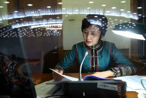 這是工作人員在現場進行少數民族語言同聲傳譯。