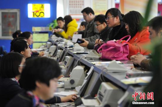資料圖：民眾在移動營業廳咨詢4G網絡相關業務。<a target='_blank' href='http://www.chinanews.com/'>中新社</a>發 韋亮 攝