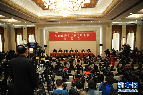 3月6日，全國(guó)政協(xié)十二屆五次會(huì)議在北京人民大會(huì)堂新聞發(fā)布廳召開(kāi)記者會(huì)，邀請(qǐng)5位全國(guó)政協(xié)委員就深入推進(jìn)“三去一降一補(bǔ)”、深入推進(jìn)農(nóng)業(yè)供給側(cè)結(jié)構(gòu)性改革、著力振興實(shí)體經(jīng)濟(jì)、防范金融風(fēng)險(xiǎn)、推進(jìn)“一帶一路”建設(shè)等回答記者提問(wèn)。圖為5位委員回答記者提問(wèn)