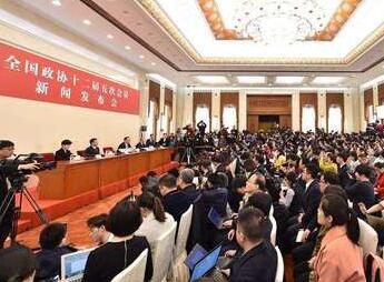 現(xiàn)場記者向新聞發(fā)言人王國慶踴躍提問