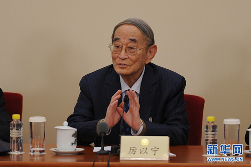 3月6日，全國政協十二屆五次會議在北京人民大會堂新聞發布廳召開記者會，邀請5位全國政協委員就深入推進“三去一降一補”、深入推進農業供給側結構性改革、著力振興實體經濟、防范金融風險、推進“一帶一路”建設等回答記者提問。圖為全國政協常委厲以寧回答記者提問。