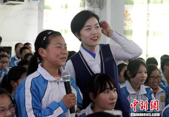 乘務(wù)員為孩子們講授航空知識?！∩蚶?攝