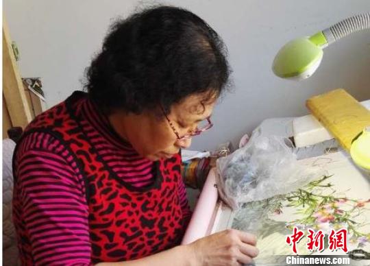 織女李海珍精研刺繡50年百種針?lè)ɡC出七彩人生