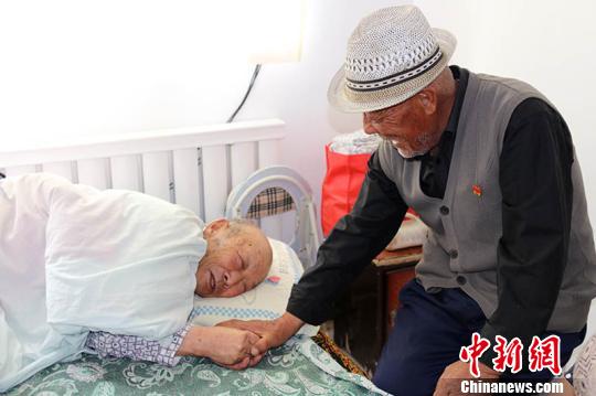 新疆一對“發小”70年相守為伴不離不棄（圖）