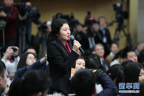 3月7日，十二屆全國人大五次會議舉行記者會，邀請財政部部長肖捷、部長助理戴柏華就“財政工作和財稅改革”的相關問題回答中外記者的提問。圖為新華社記者提問。