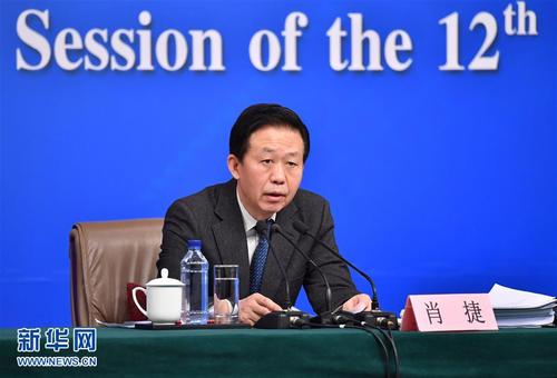 　　3月7日，十二屆全國(guó)人大五次會(huì)議新聞中心舉行記者會(huì)，邀請(qǐng)財(cái)政部部長(zhǎng)肖捷、部長(zhǎng)助理戴柏華就“財(cái)政工作和財(cái)稅改革”的相關(guān)問(wèn)題回答中外記者的提問(wèn)。這是肖捷在回答記者提問(wèn)。