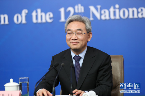 3月7日，十二屆全國人大五次會議舉行記者會，農(nóng)業(yè)部部長韓長賦、副部長張?zhí)伊志汀巴七M農(nóng)業(yè)供給側(cè)結(jié)構(gòu)性改革”的相關(guān)問題回答中外記者的提問。圖為農(nóng)業(yè)部副部長張?zhí)伊帧Ｐ氯A網(wǎng)中國政府網(wǎng) 翟子赫 攝