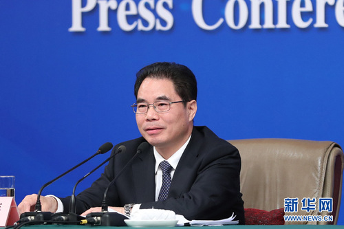 3月7日，十二屆全國人大五次會議舉行記者會，農(nóng)業(yè)部部長韓長賦、副部長張?zhí)伊志汀巴七M農(nóng)業(yè)供給側(cè)結(jié)構(gòu)性改革”的相關(guān)問題回答中外記者的提問。圖為農(nóng)業(yè)部新聞發(fā)言人葉貞琴。新華網(wǎng)中國政府網(wǎng) 翟子赫 攝