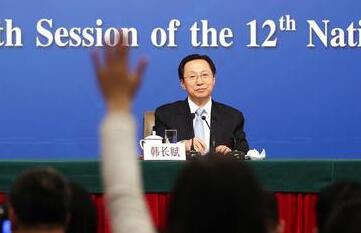 記者舉手向農(nóng)業(yè)部部長韓長賦提問
