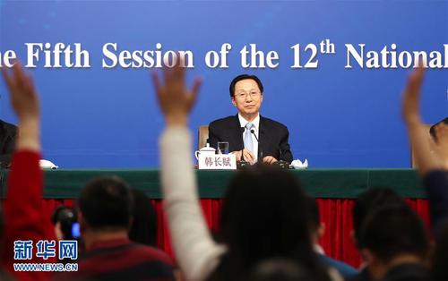 這是記者舉手向韓長賦提問。新華社記者費茂華攝
