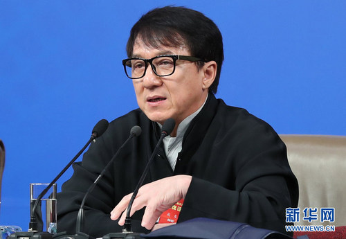 全國政協委員成龍回答記者提問。新華網中國政府網 翟子赫 攝