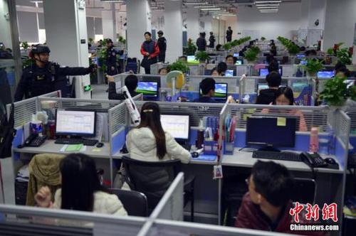 資料圖：在中國公安部的組織協調和湖南、上海等19地警方的協助下，廣東警方集中開展“颶風1號”專案收網行動，成功摧毀侵犯公民個人信息犯罪團伙6個，搗毀犯罪窩點14個，抓獲犯罪嫌疑人138名，繳獲涉及全國公民個人信息近1億條。<a target='_blank' href='http://www.chinanews.com/'>中新社</a>發 警方資料圖片