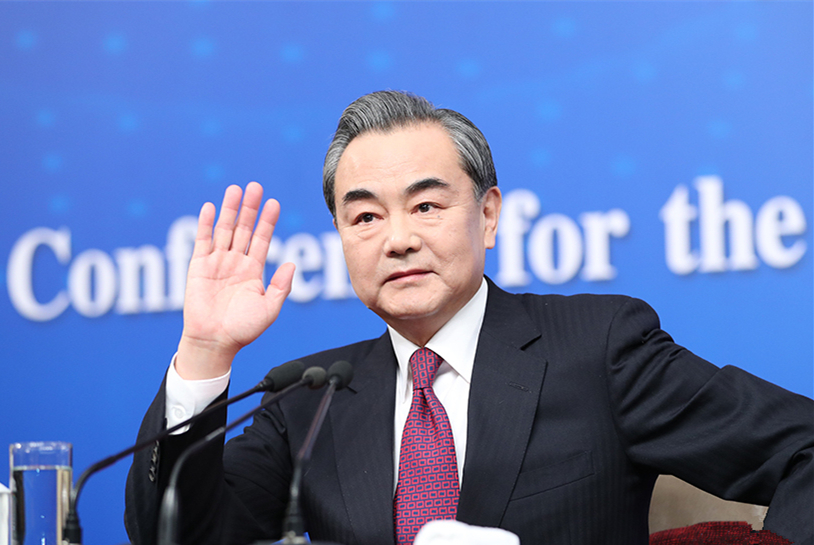 外交部部長王毅向記者示意