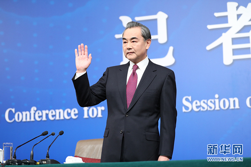 圖為外交部部長王毅來到記者會現場。