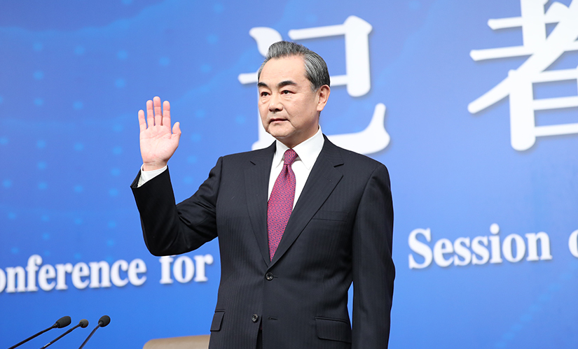 外交部部長王毅來到記者會現場