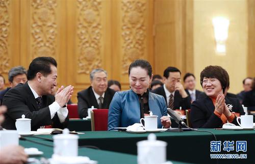 3月7日，遼寧代表團(tuán)的馮玉萍代表（前中）在發(fā)言時(shí)激動不已。在兩會會場內(nèi)外，女代表、女委員、女工作人員、女記者在工作中盡職盡責(zé)，展現(xiàn)著自己的風(fēng)采。 新華社記者 謝環(huán)馳 攝