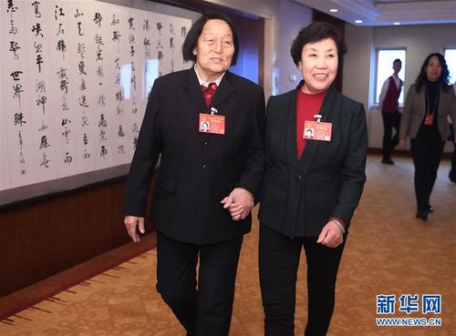 3月7日，全國人大代表申紀(jì)蘭（左）和郭鳳蓮準(zhǔn)備參加十二屆全國人大五次會議山西代表團(tuán)的會議。在兩會會場內(nèi)外，女代表、女委員、女工作人員、女記者在工作中盡職盡責(zé)，展現(xiàn)著自己的風(fēng)采。 新華社記者 燕雁 攝