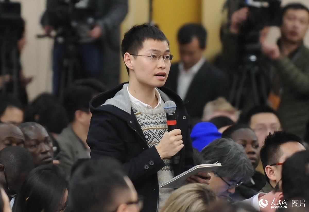 上海澎湃新聞記者提問“中國外交如何與新媒體融合”