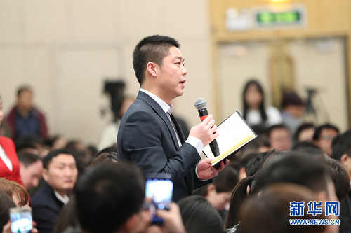 圖為中央人民廣播電臺(tái)記者提問。
